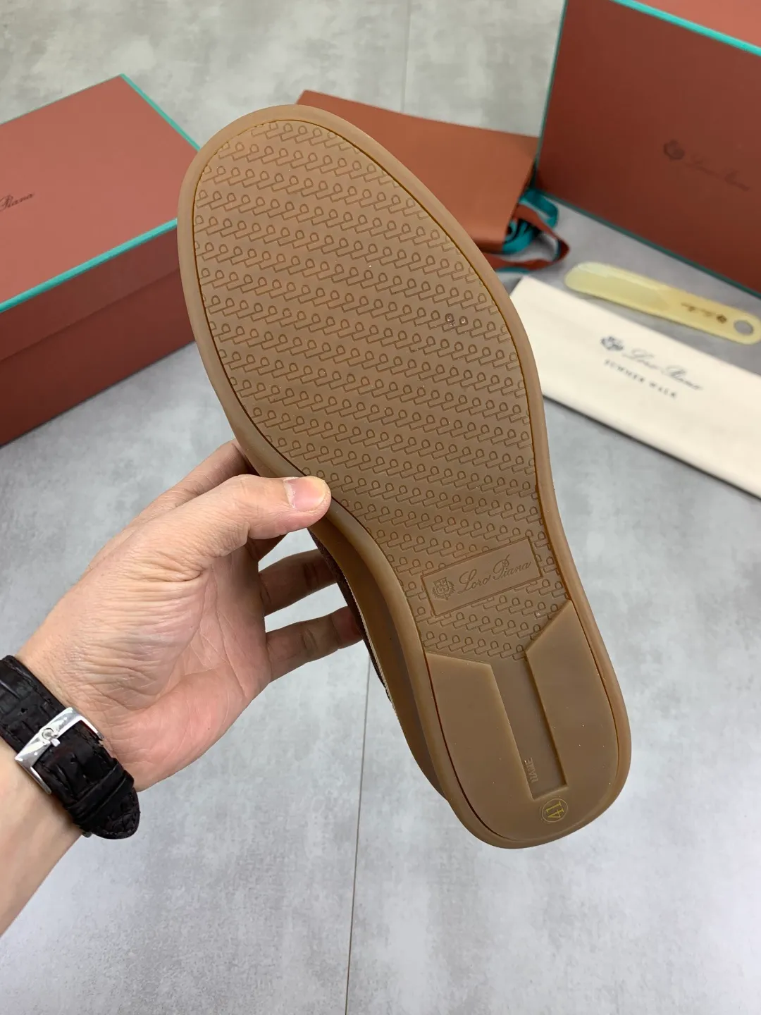 Men's men's shoes 💰P580 New model 💰 The latest casual shoes Loro Piana 💯 Top grade 💯 Buy the original copy 💯 Founded the existing Loro Piana company on April 24, 1924. It is the sixth generation of family operation, providing the best quality products to customers who are discerning about taste and quality. Imported original fly woven fabric with cowhide fabric, plain calfskin lining, hand-stitched thread with cowhide feet, original packaging, high-end outsole, size: 38-45 (customized for 46), 8️⃣ colors available